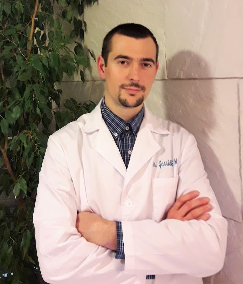 Dr. Isaias Garrido Santa María, Traumatólogo