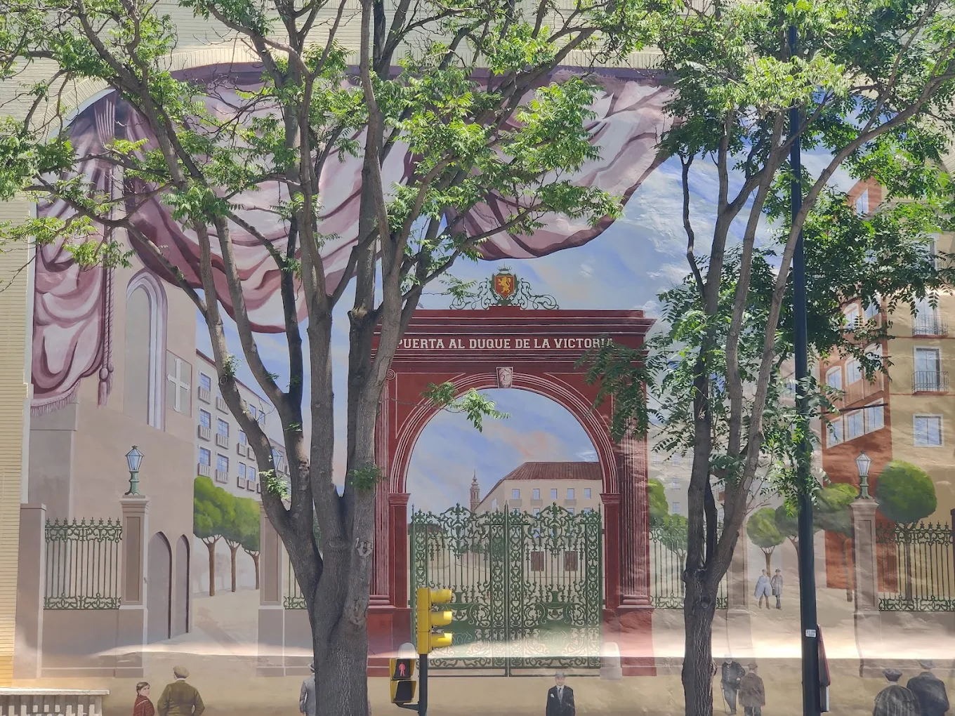 El mural trompe-l'œil restaurado en la Plaza de San Miguel, con la representación de la puerta de hierro